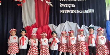 Powiększ grafikę: wystep-dzieci-z-przedszkola-wesole-skrzaty-z-okazji-dnia-niepodleglosci-653774.jpg