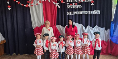 Powiększ grafikę: wystep-dzieci-z-przedszkola-wesole-skrzaty-z-okazji-dnia-niepodleglosci-653775.jpg