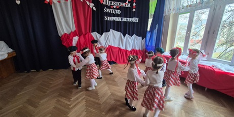 Powiększ grafikę: wystep-dzieci-z-przedszkola-wesole-skrzaty-z-okazji-dnia-niepodleglosci-653776.jpg