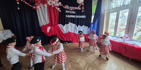 Powiększ grafikę: wystep-dzieci-z-przedszkola-wesole-skrzaty-z-okazji-dnia-niepodleglosci-653777.jpg