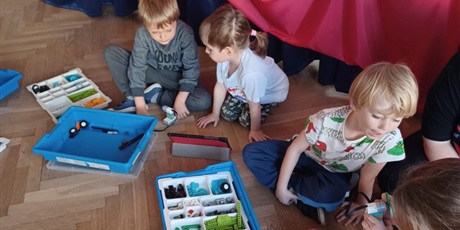 Powiększ grafikę: zajecia-z-robotyki-dla-wszystkich-grup-wesolych-skrzatow-655941.jpg