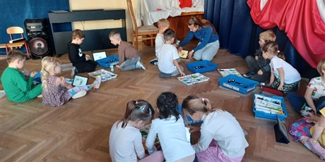 Powiększ grafikę: zajecia-z-robotyki-dla-wszystkich-grup-wesolych-skrzatow-655942.jpg