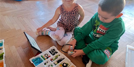 Powiększ grafikę: zajecia-z-robotyki-dla-wszystkich-grup-wesolych-skrzatow-655944.jpg