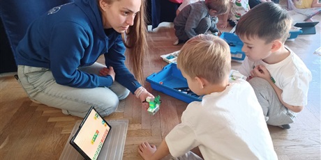 Powiększ grafikę: zajecia-z-robotyki-dla-wszystkich-grup-wesolych-skrzatow-655945.jpg