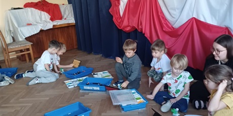 Powiększ grafikę: zajecia-z-robotyki-dla-wszystkich-grup-wesolych-skrzatow-655948.jpg