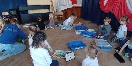 Powiększ grafikę: zajecia-z-robotyki-dla-wszystkich-grup-wesolych-skrzatow-655949.jpg