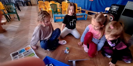 Powiększ grafikę: zajecia-z-robotyki-dla-wszystkich-grup-wesolych-skrzatow-655952.jpg