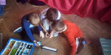 Powiększ grafikę: zajecia-z-robotyki-dla-wszystkich-grup-wesolych-skrzatow-655953.jpg