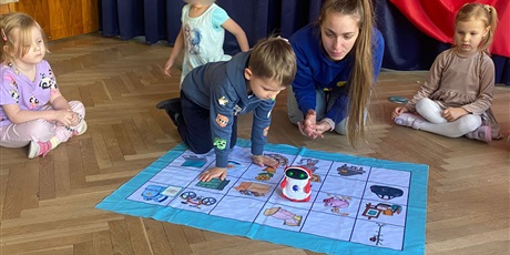 Powiększ grafikę: zajecia-z-robotyki-dla-wszystkich-grup-wesolych-skrzatow-655959.jpg