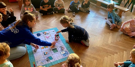 Powiększ grafikę: zajecia-z-robotyki-dla-wszystkich-grup-wesolych-skrzatow-655960.jpg