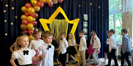 Powiększ grafikę: zakonczenie-roku-dzieci-z-najstarszej-grupy-koszalkow-opalkow-706292.jpg