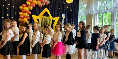 Powiększ grafikę: zakonczenie-roku-dzieci-z-najstarszej-grupy-koszalkow-opalkow-706296.jpg