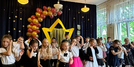 Powiększ grafikę: zakonczenie-roku-dzieci-z-najstarszej-grupy-koszalkow-opalkow-706297.jpg