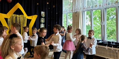 Powiększ grafikę: zakonczenie-roku-dzieci-z-najstarszej-grupy-koszalkow-opalkow-706300.jpg