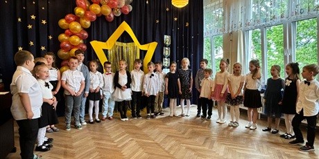 Powiększ grafikę: zakonczenie-roku-dzieci-z-najstarszej-grupy-koszalkow-opalkow-706304.jpg