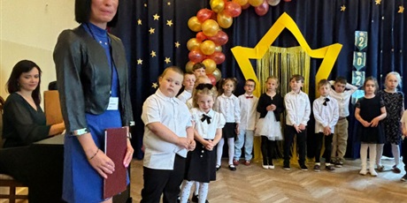 Powiększ grafikę: zakonczenie-roku-dzieci-z-najstarszej-grupy-koszalkow-opalkow-706305.jpg