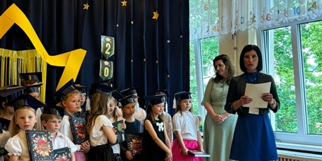 Powiększ grafikę: zakonczenie-roku-dzieci-z-najstarszej-grupy-koszalkow-opalkow-706335.jpg