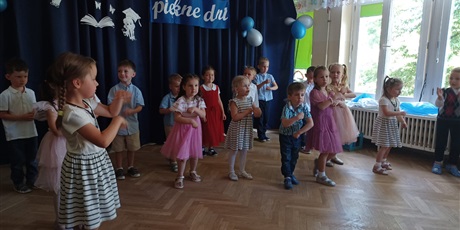 Powiększ grafikę: zakonczenie-roku-w-elfach-chochlikach-i-krasnoludkach-631282.jpg