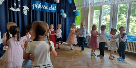 Powiększ grafikę: zakonczenie-roku-w-elfach-chochlikach-i-krasnoludkach-631284.jpg
