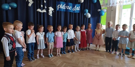 Powiększ grafikę: zakonczenie-roku-w-elfach-chochlikach-i-krasnoludkach-631286.jpg