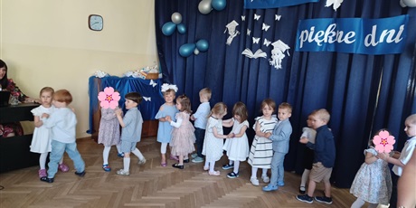 Powiększ grafikę: zakonczenie-roku-w-elfach-chochlikach-i-krasnoludkach-631287.jpg