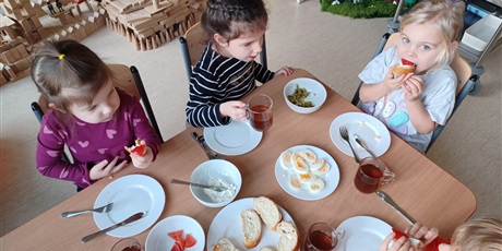 Powiększ grafikę: zdrowe-kanapki-mikolajowe-w-naszym-przedszkolu-666525.jpg