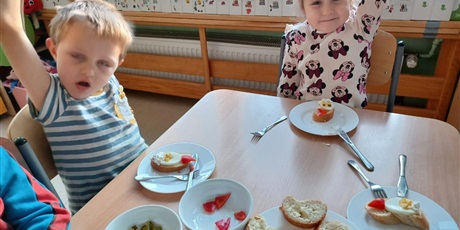 Powiększ grafikę: zdrowe-kanapki-mikolajowe-w-naszym-przedszkolu-666538.jpg