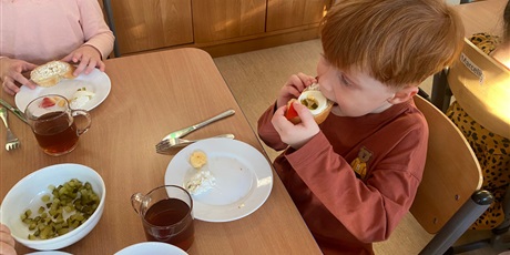 Powiększ grafikę: zdrowe-kanapki-mikolajowe-w-naszym-przedszkolu-666550.jpg