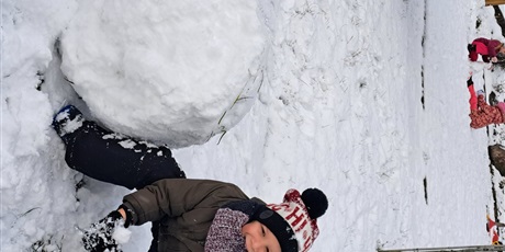 Powiększ grafikę: Na zdjęciu dzieci w wieku przedszkolnym podczas zabaw na śniegu