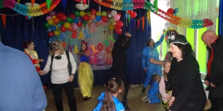 Powiększ grafikę: Bal karnawałowy z babcią i dziadkiem