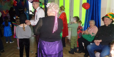 Powiększ grafikę: Bal karnawałowy z babcią i dziadkiem