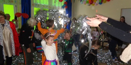 Powiększ grafikę: Bal karnawałowy z babcią i dziadkiem