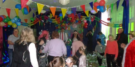 Powiększ grafikę: Bal karnawałowy z babcią i dziadkiem