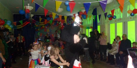 Powiększ grafikę: Bal karnawałowy z babcią i dziadkiem