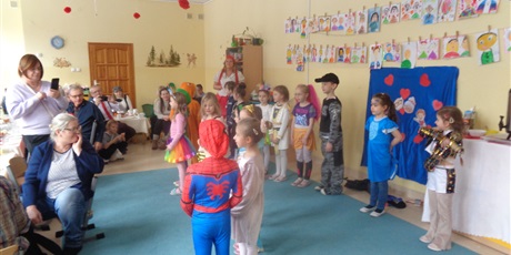 Powiększ grafikę: Bal karnawałowy z babcią i dziadkiem