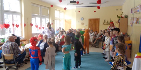 Powiększ grafikę: Bal karnawałowy z babcią i dziadkiem