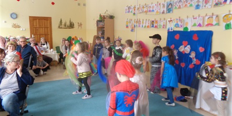 Powiększ grafikę: Bal karnawałowy z babcią i dziadkiem