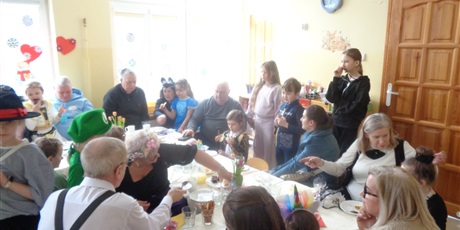 Powiększ grafikę: Bal karnawałowy z babcią i dziadkiem