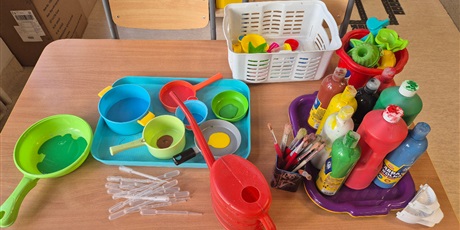 Powiększ grafikę: ,,Czy śnieg musi być biały''?'-eksperymentowanie w grupie Chochlików