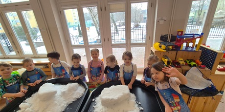 Powiększ grafikę: ,,Czy śnieg musi być biały''?'-eksperymentowanie w grupie Chochlików