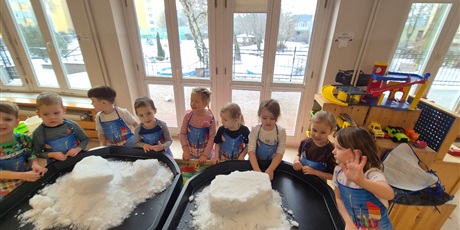 Powiększ grafikę: ,,Czy śnieg musi być biały''?'-eksperymentowanie w grupie Chochlików