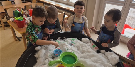 Powiększ grafikę: ,,Czy śnieg musi być biały''?'-eksperymentowanie w grupie Chochlików