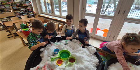 Powiększ grafikę: ,,Czy śnieg musi być biały''?'-eksperymentowanie w grupie Chochlików