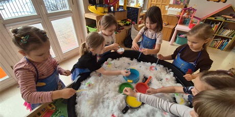 Powiększ grafikę: ,,Czy śnieg musi być biały''?'-eksperymentowanie w grupie Chochlików