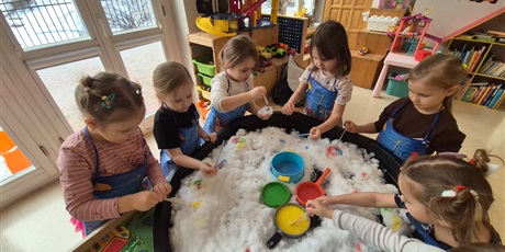 Powiększ grafikę: ,,Czy śnieg musi być biały''?'-eksperymentowanie w grupie Chochlików