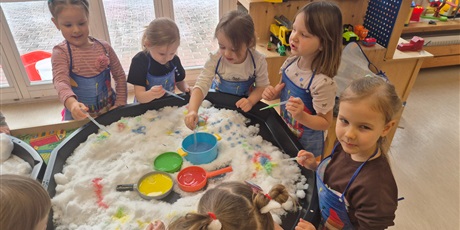 Powiększ grafikę: ,,Czy śnieg musi być biały''?'-eksperymentowanie w grupie Chochlików