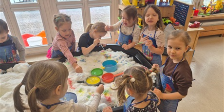 Powiększ grafikę: ,,Czy śnieg musi być biały''?'-eksperymentowanie w grupie Chochlików