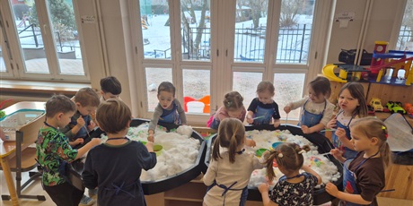 Powiększ grafikę: ,,Czy śnieg musi być biały''?'-eksperymentowanie w grupie Chochlików