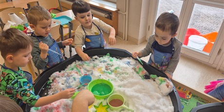 Powiększ grafikę: ,,Czy śnieg musi być biały''?'-eksperymentowanie w grupie Chochlików