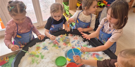 Powiększ grafikę: ,,Czy śnieg musi być biały''?'-eksperymentowanie w grupie Chochlików